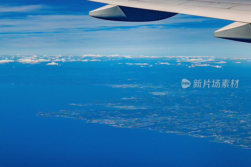 从窗口飞机鸟瞰沿亚得里亚海的伊斯特里亚，克罗地亚，欧洲