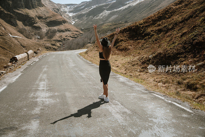 一个年轻女子举起手臂的后视图