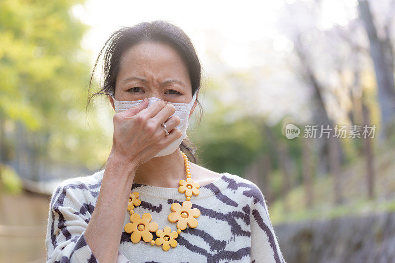 压力重重的女性戴着面具