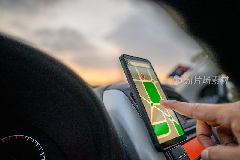 在汽车仪表盘上使用智能手机上的GPS地图应用程序