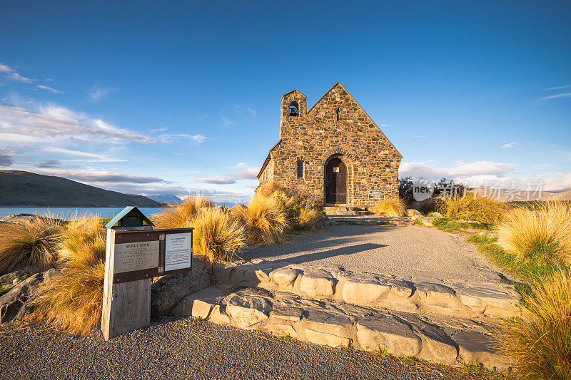 教堂附近的好牧人湖岸边在日出山的背景和吸引游客周围的世界特卡波湖。