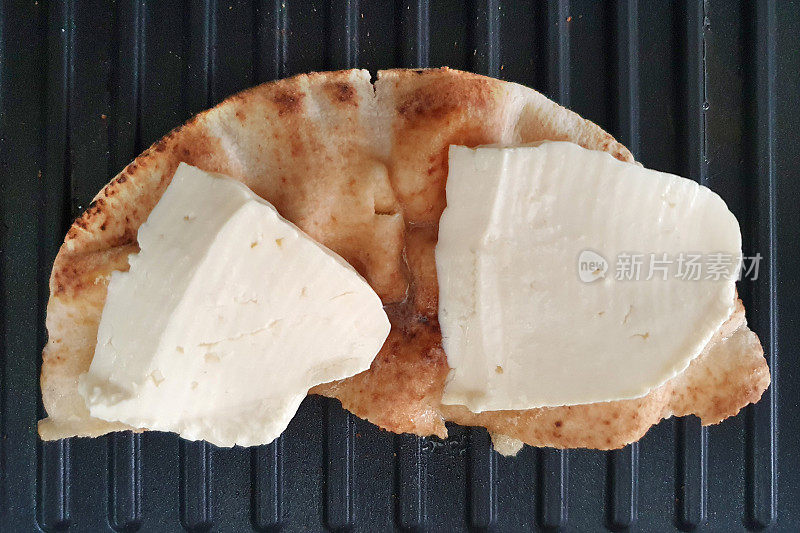 烤面包机里有奶酪的皮塔饼