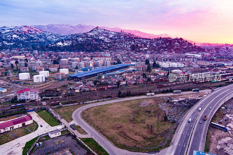 格鲁吉亚巴统——2021年3月15日:无人机在该城市的日落
