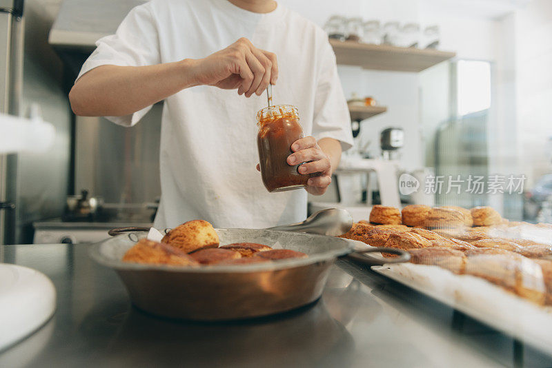 甜品店店主在开业前准备