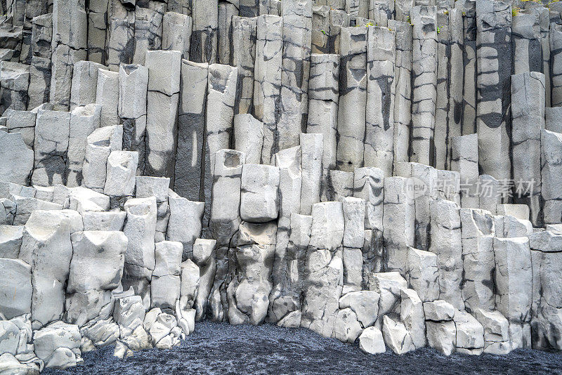 雷尼斯菲加拉黑沙滩上的加达玄武岩柱，冰岛。