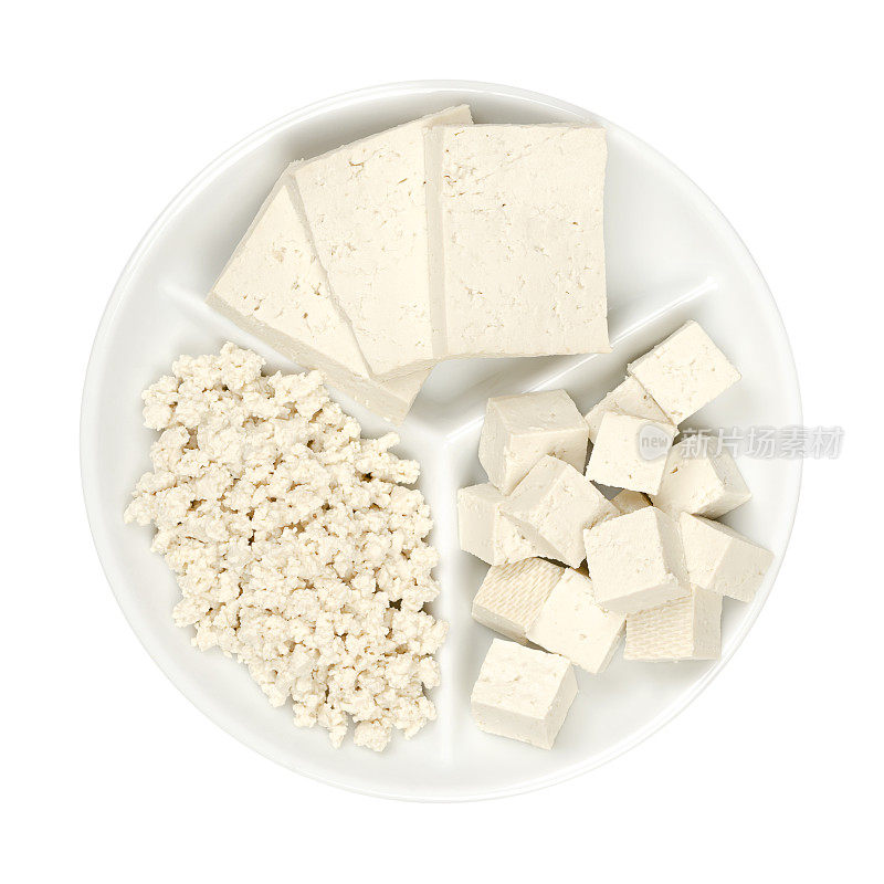 加工过的白豆腐，豆腐脑，放在白色的盘子里