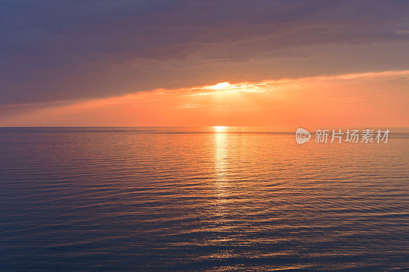 戏剧性的海景在都勒斯海滩的全景