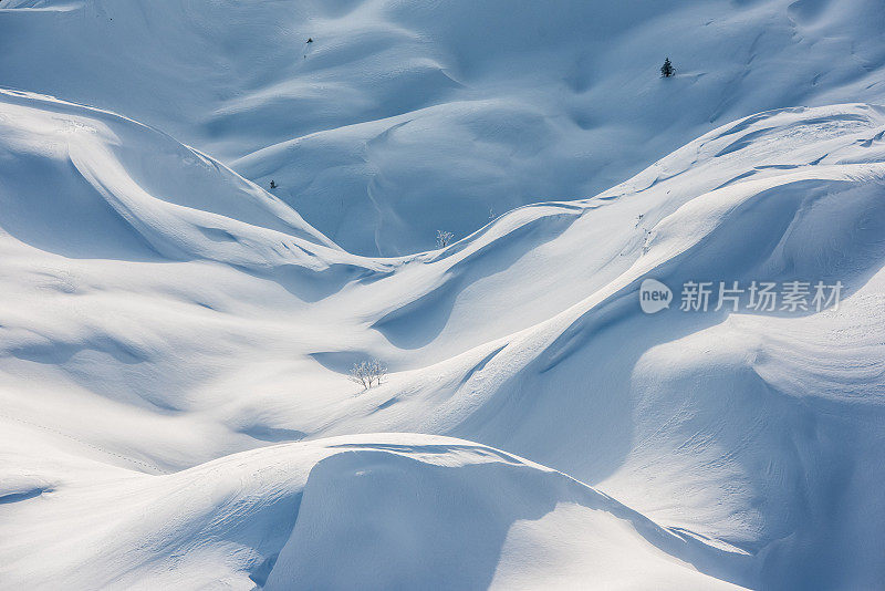 大自然覆盖着一层雪，被风吹来的雪堆