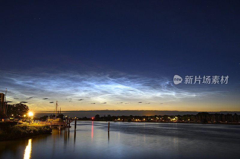 夜光云或夜晚闪亮的云在黑暗的天空在伊塞尔河