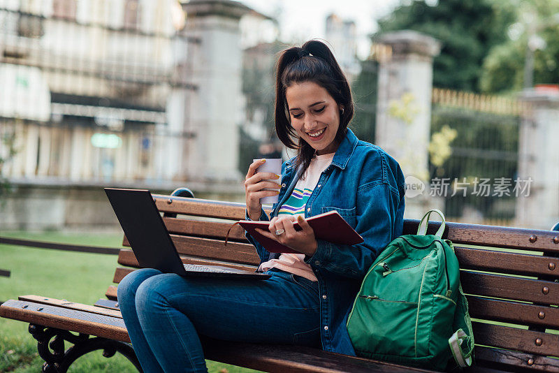 快乐的学生学习和享受咖啡