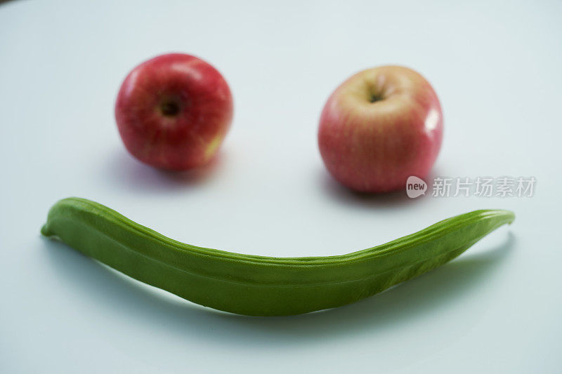 安排剑豆和两个苹果来笑脸