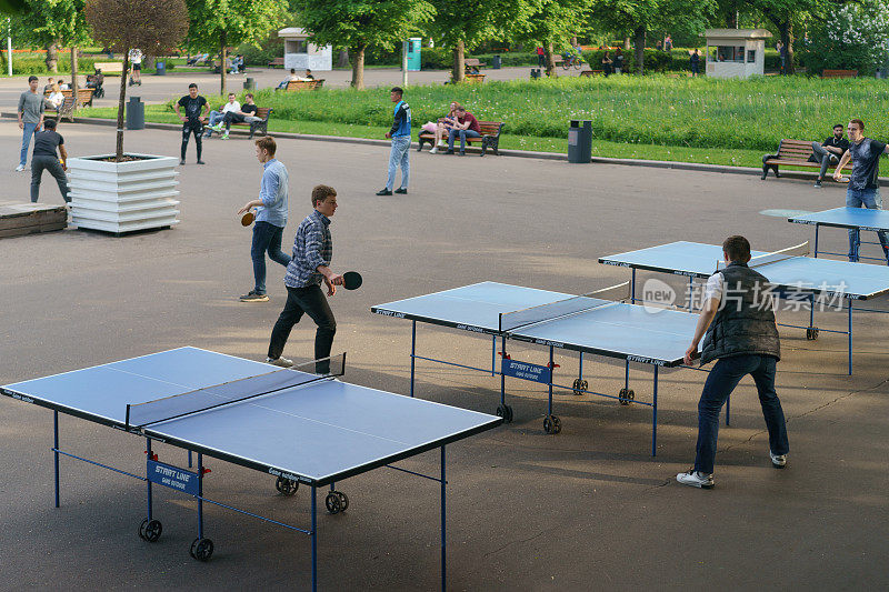 在莫斯科公园打乒乓球