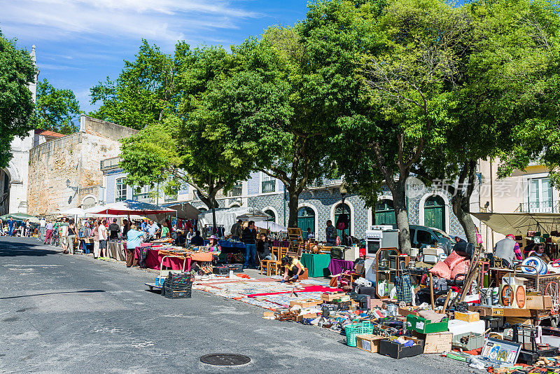 里斯本Alfama区跳蚤市场的广阔视野。