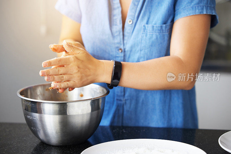 照片中，一个陌生的女人在家里准备一顿健康的饭菜