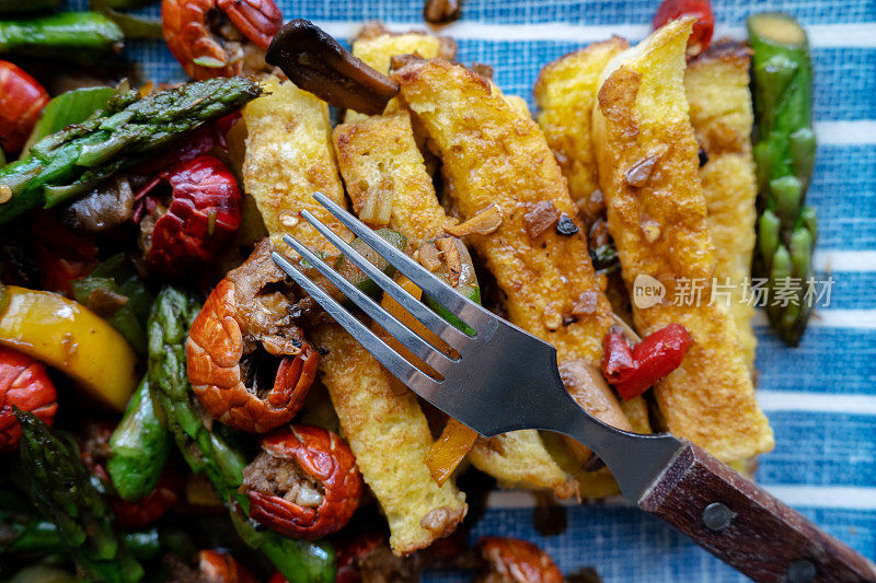 自制美食:芦笋小龙虾油炸面包丁