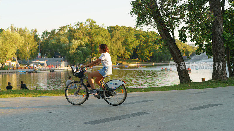 周末在莫斯科公园进行体育活动。骑自行车