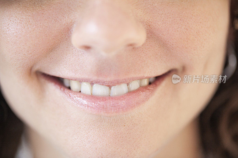 年轻的拉丁妇女牙齿微笑的嘴