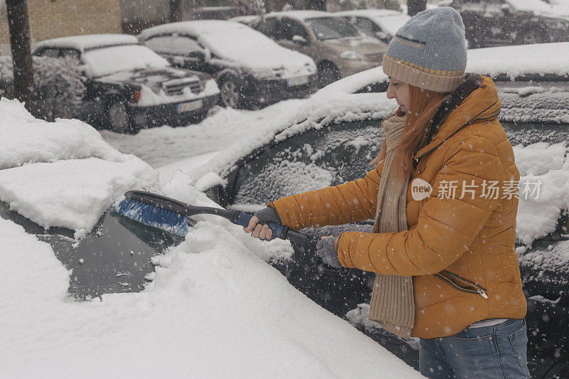 清扫汽车上的积雪