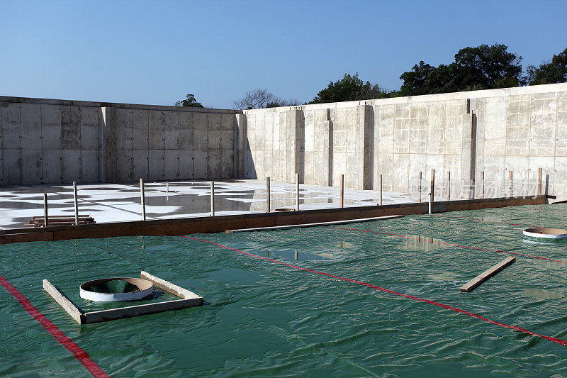 新建筑工地。混凝土墙竖起。