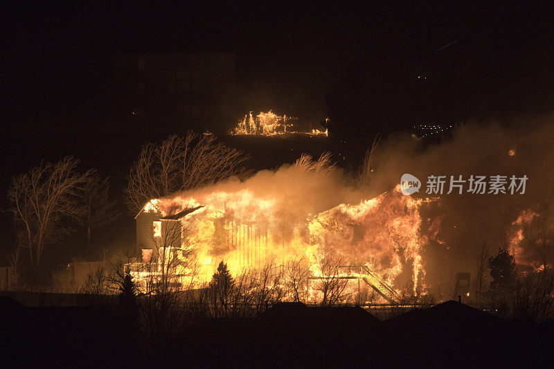 世界末日的野火烧毁了科罗拉多州博尔德市马歇尔市的高级住宅