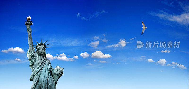 自由女神像耸立在晴朗的蓝天上