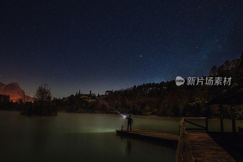 人在夜晚，灯笼和繁星满天