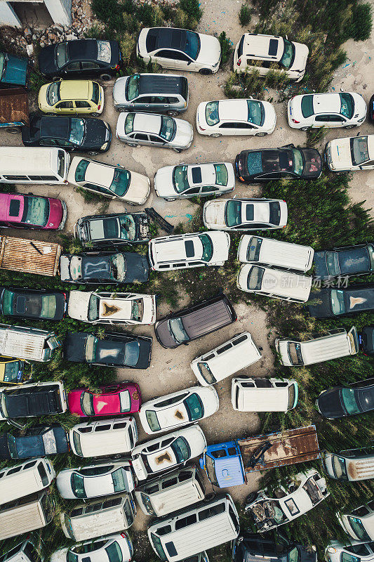 失事和废弃汽车的俯视图