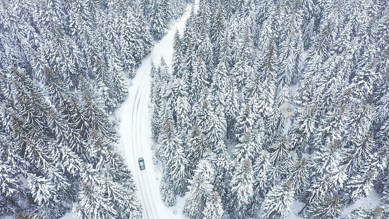 汽车行驶在冬天的乡村道路上