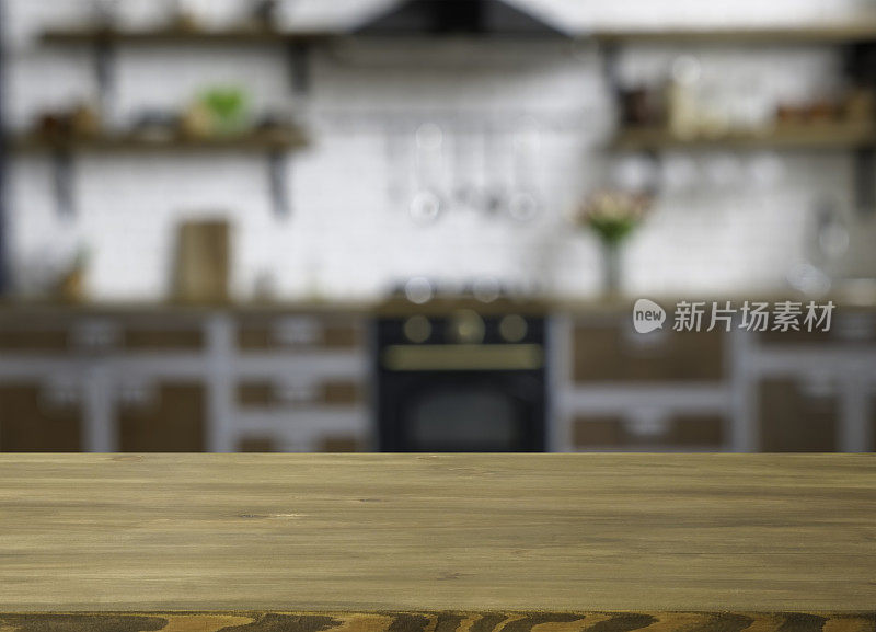 木桌的自由空间和模糊的背景厨房。