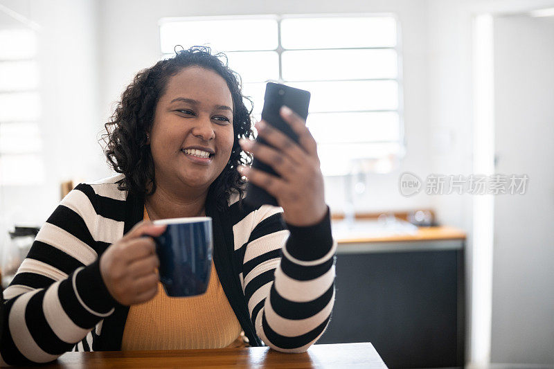 中年女性在家使用智能手机
