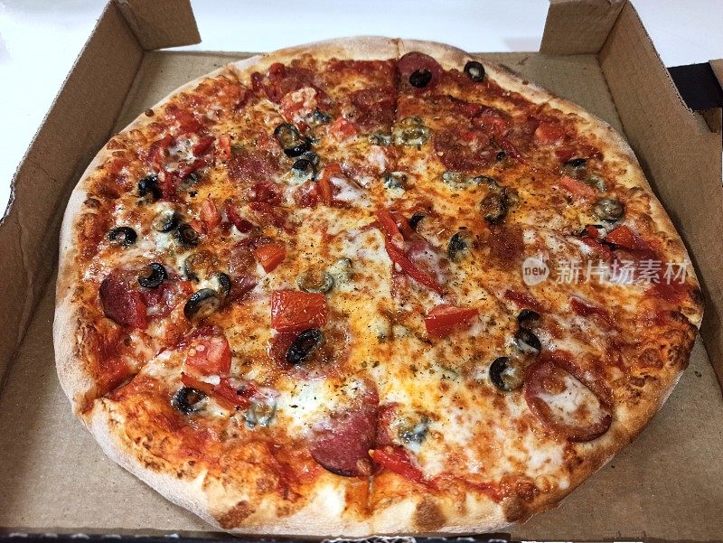土耳其伊斯坦布尔的传统意大利披萨配蔬菜和意大利辣香肠
