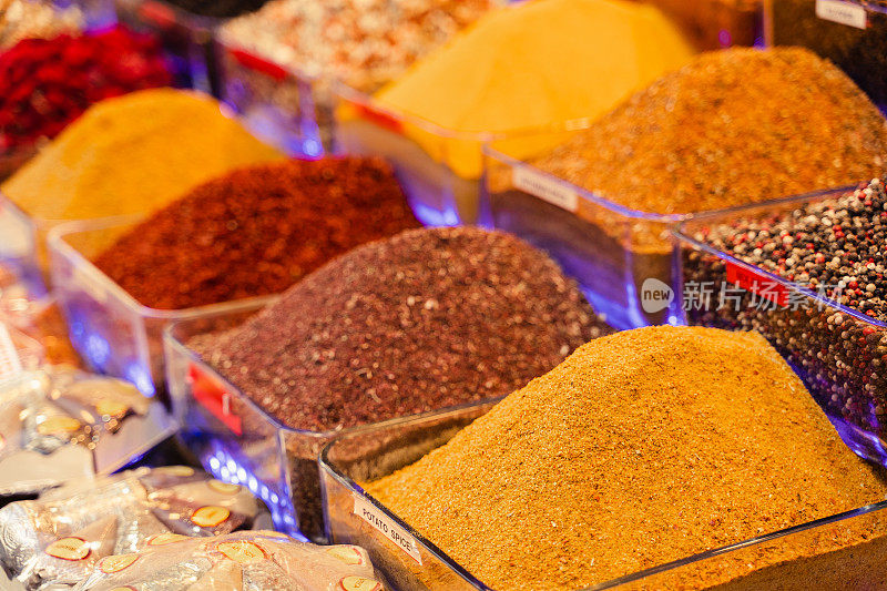 土耳其市场上的各种香料。姜黄和胡椒混合。香菜，红辣椒和红辣椒