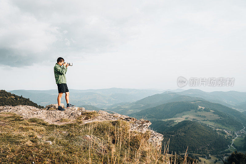 徒步旅行者在遥远的欧洲阿尔卑斯山拍照