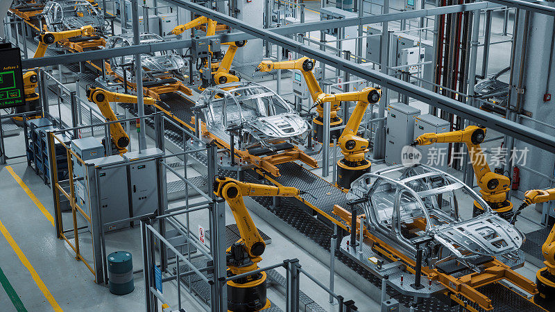 汽车工厂3D概念:自动化机器人手臂装配线制造高科技绿色能源电动汽车。建筑，建筑，焊接工业生产输送机。高架广角镜头