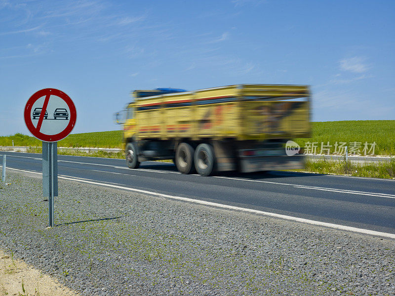 公路上的卡车