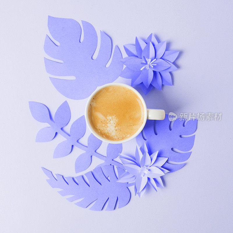一杯咖啡上的紫外光纸紫花，手工折纸。早安概念，女性常规，2022年流行色