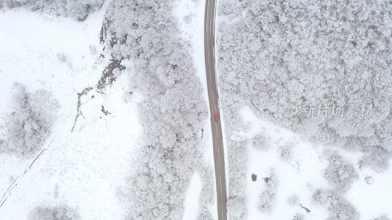 汽车在冬天的乡村道路上行驶