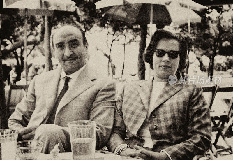 1952年，一对幸福的夫妇在路边咖啡馆里。