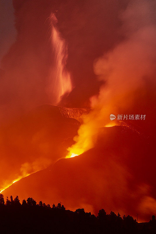 康伯维哈火山爆发。火山锥和火山弹飞向黎明山。