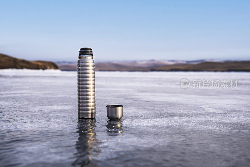 在贝加尔湖的冰面上打开保温瓶。休息时间