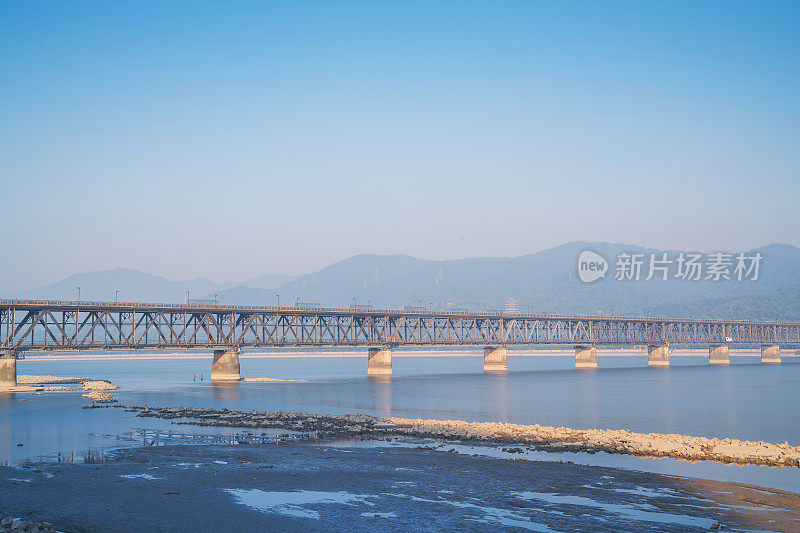 中国浙江省杭州市的现代城市建筑、钱塘江大桥和钱塘江景观的天际线
