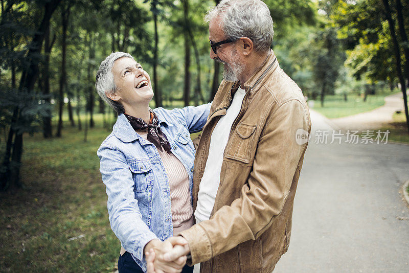 快乐的老年人在公园跳舞的肖像