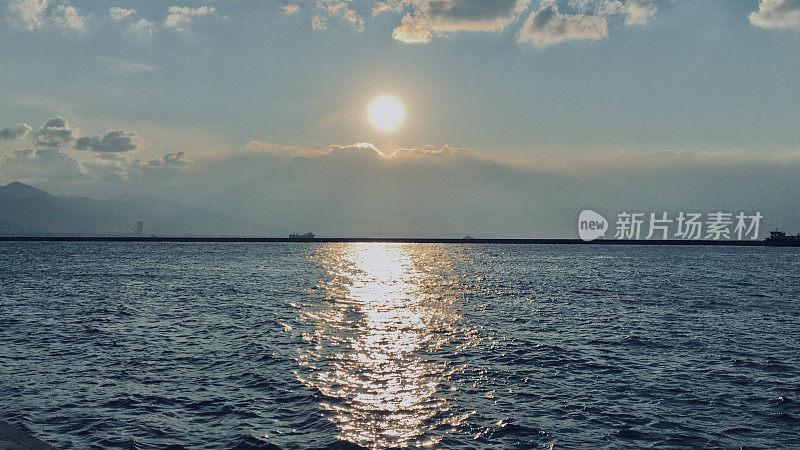 土耳其伊兹密尔海湾的日落。