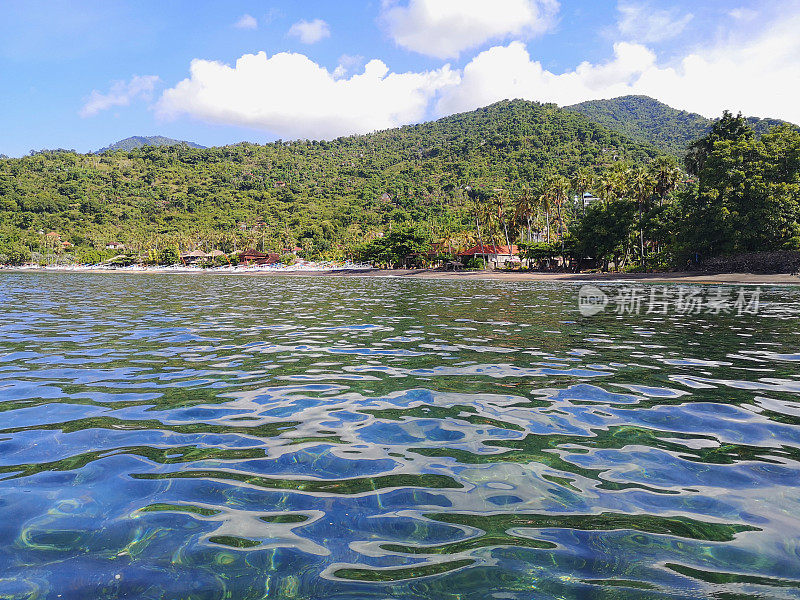 巴厘岛阿米德利帕海滩的绿松石般的海水