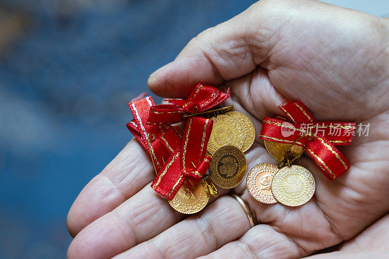 高级妇女手里拿着土耳其金币，特写