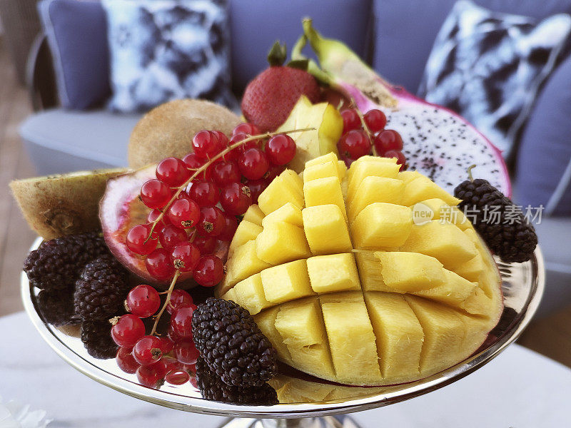 新鲜的夏季水果与银盘。