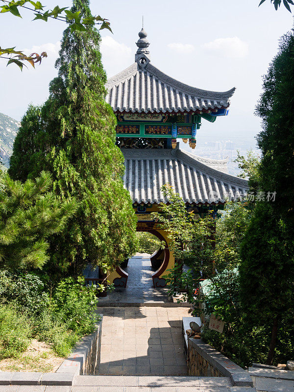 位于道教神山嵩山的中国馆，中国河南省