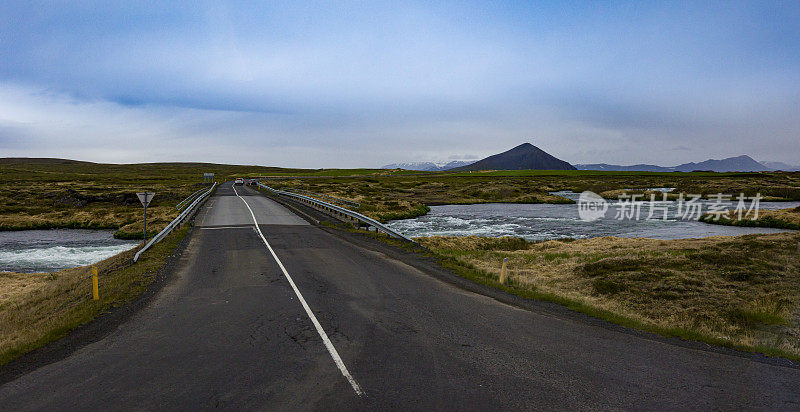 冰岛北部通往火山口的公路上的一座桥