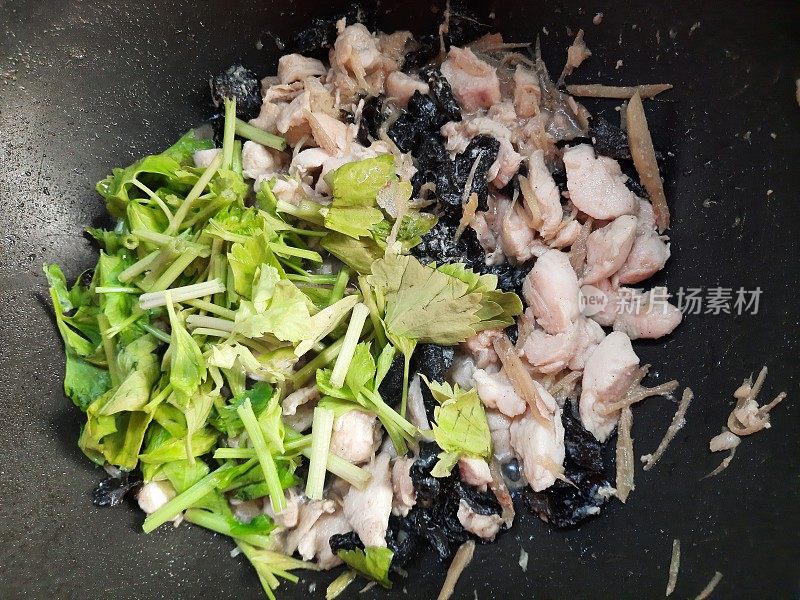 烹饪香菇姜炒鸡-食品准备。