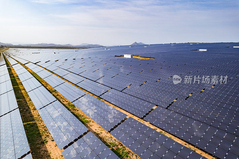 太阳能工厂的一排排太阳能电池板